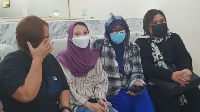 Anak angkat Dorce Gamalama, Siti Khadijah (hijab ungu) dan Hetty Sunjaya (kedua dari kanan) bicara soal kondisi artis 58 tahun itu kepada wartawan. [Muhammad Anzar Anas/Suara.com]