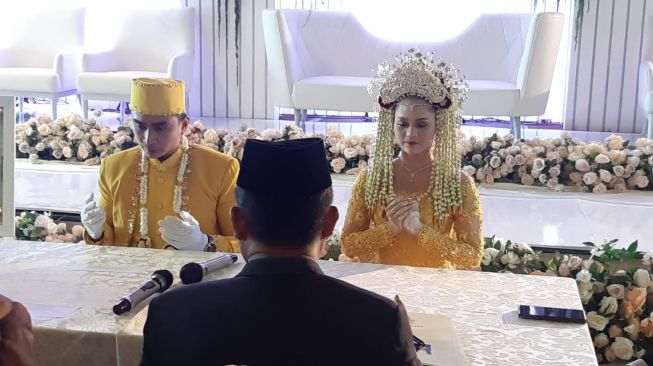 Lutfi Agizal dan Nadya Indry melangsungkan pernikahan di Hotel Aston Prority Simatupang, Jakarta Selatan, Sabtu (9/10/2021). [Ismail/Suara.com]