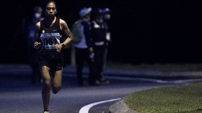 Pelari putri DKI Jakarta Odekta Elvina Naibaho berlari saat berlomba dalam nomor Lari Maraton Putri PON Papua di Kompleks Freeport, Kuala Kencana, Kabupaten Mimika, Papua, Sabtu (9/10/2021). [ANTARA FOTO/Novrian Arbi]