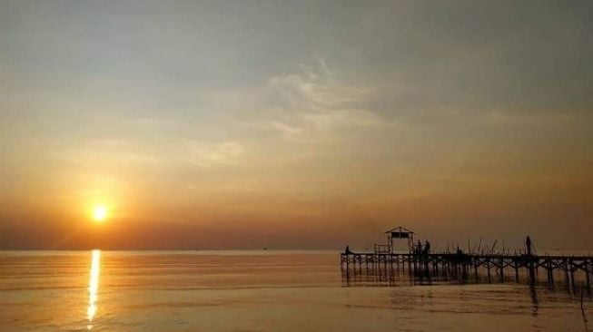 Pemandangan sunset di Pantai Istambul (Sumber: Demakkab.go.id)