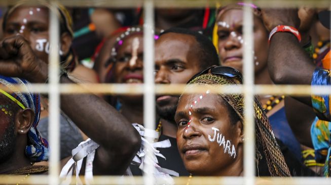 Warga menyaksikan pertandingan tim sepak bola putri Papua melawan tim sepak bola putri Babel pada semifinal Sepak Bola Putri PON Papua di Stadion Katalpal, Kabupaten Merauke, Papua, Sabtu (9/10/2021). [ANTARA FOTO/Galih Pradipta]