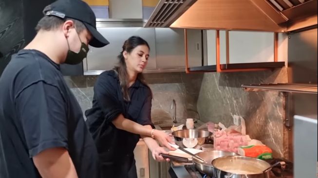 Momen Paula Verhoeven masak buat Erick Thohir. (YouTube/Baim Paula)