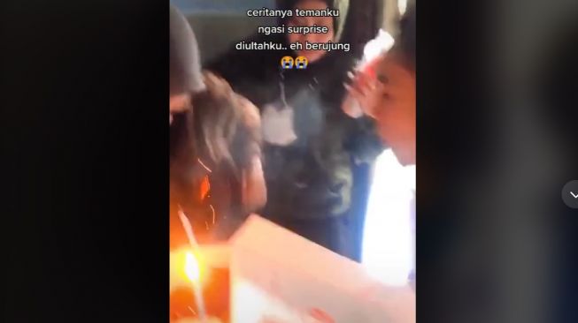 Kasih Kejutan Kue Ulang Tahun ke Teman, Wanita Syok Bajunya Tiba-tiba Terbakar (TikTok)