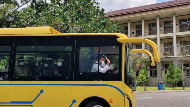 Serahkan Bantuan Bus Listrik dan Microbus, Airlangga Supiri Rektor UGM hingga Mensesneg
