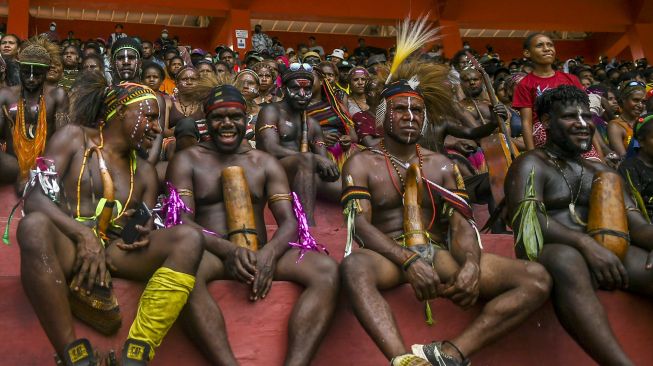 Warga menyaksikan pertandingan tim sepak bola putri Papua melawan tim sepak bola putri Babel pada semifinal Sepak Bola Putri PON Papua di Stadion Katalpal, Kabupaten Merauke, Papua, Sabtu (9/10/2021). [ANTARA FOTO/Galih Pradipta]