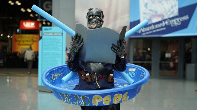 Cosplayer tiba untuk hari pertama New York Comic Con 2021 di Jacob Javits Center, New York, Amerika Serikat, pada (7/10/2021). [TIMOTHY A. CLARY / AFP]