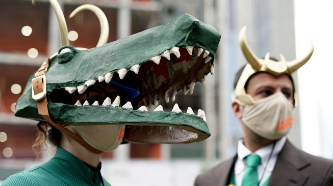 Cosplayer tiba untuk hari pertama New York Comic Con 2021 di Jacob Javits Center, New York, Amerika Serikat, pada (7/10/2021). [TIMOTHY A. CLARY / AFP]