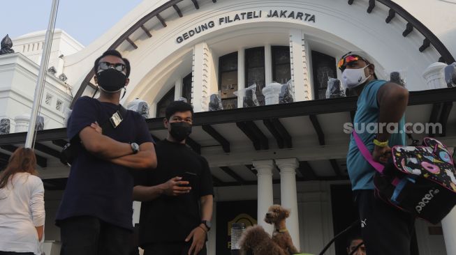 Pengunjung berada di depan Pos Bloc, Jakarta, Sabtu (9/10/2021). [Suara.com/Angga Budhiyanto]