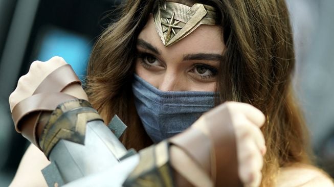 Cosplayer tiba untuk hari pertama New York Comic Con 2021 di Jacob Javits Center, New York, Amerika Serikat, pada (7/10/2021). [TIMOTHY A. CLARY / AFP]