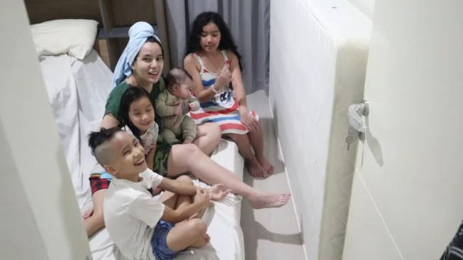 Potret rumah Sheila Marcia. (YouTube/Sheila Marcia & Awesome Family)