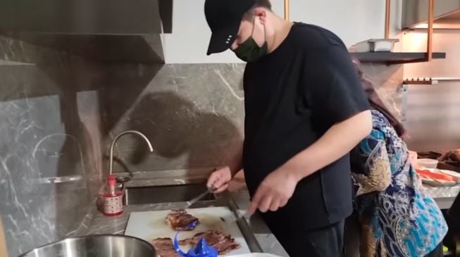 Momen Paula Verhoeven masak buat Erick Thohir. (YouTube/Baim Paula)