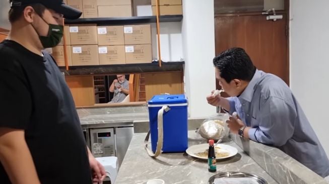 Momen Paula Verhoeven masak buat Erick Thohir. (YouTube/Baim Paula)