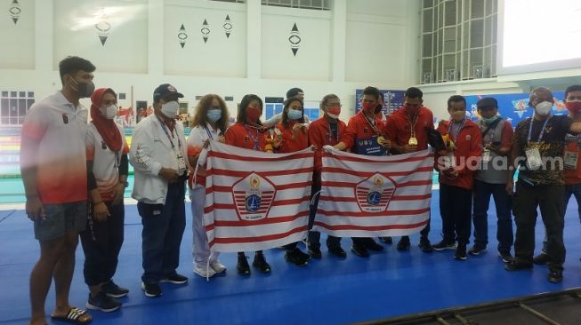 Atlet lompat indah DKI, Andriyan dan Adityo Restu Putra dari DKI Jakarta berhasil menyabet gelar juara pada nomor sinkronisasi menara putra. (Suara.com/Fakhri Fuadi)