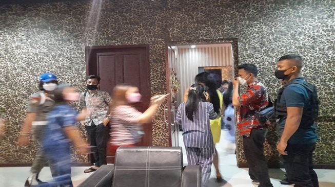 Terjaring Razia Satpol PP Pekanbaru, Terapis: Masa Kami Pake Baju Seperti Ini