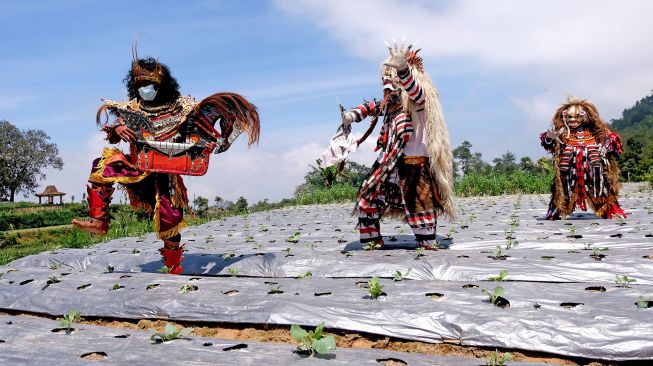 Sejumlah penari anggota komunitas lima gunung menampilkan kolaborasi tari Peradaban Desa saat Festival Lima Gunung (FLG) XX sesi lima di tengah perladangan kawasan lereng gunung Andhong Dusun Mantran, Girirejo, Ngablak, Magelang, Jateng, Minggu (10/10/2021). ANTARA FOTO/Anis Efizudin