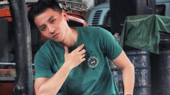 Adi Mohawk Sindir Sultan Takut Miskin di Lagu Debutnya