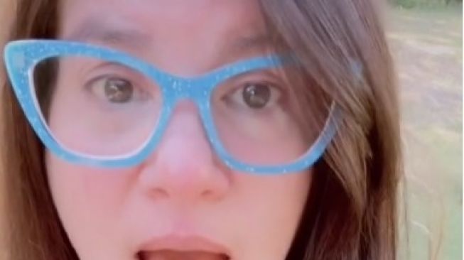Potongan video tiktok, seorang perempuan menceritakan pengalaman belatung keluar dari punggungnya. (tikTok)