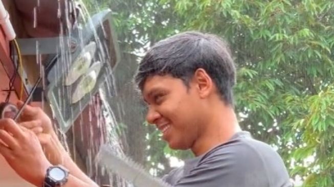 Potongan video pria yang tak basah meski diguyur hujan. (tikTok)