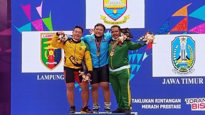 Pengorbanan Lifter Jambi Raih Emas PON XX: Tunda Skripsi Demi Jawara Nasional
