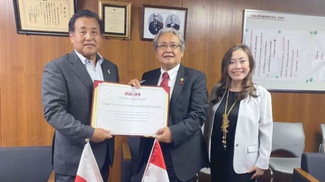 Duta Besar RI untuk Jepang Heri Akhmadi (kiri) pada Kamis (7/10/2021) menandatangani komitmen hibah pengiriman 11 unit kendaraan pemadam kebakaran dan enpat unit ambulans untuk Sulawesi Selatan dari Ehime Toyota Motor [ANTARA/HO-KBRI Tokyo]. 