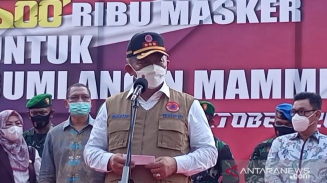Kepala BNPB Ganip Warsito dalam peluncuran Mobil Masker di Makassar, Jumat (8/10/2021) [ANTARA/Suriani Mappong]