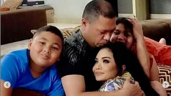Potret kebersamaan Krisdayanti dan Raul Lemos kembali bersama. [Instagram/raullemos06]