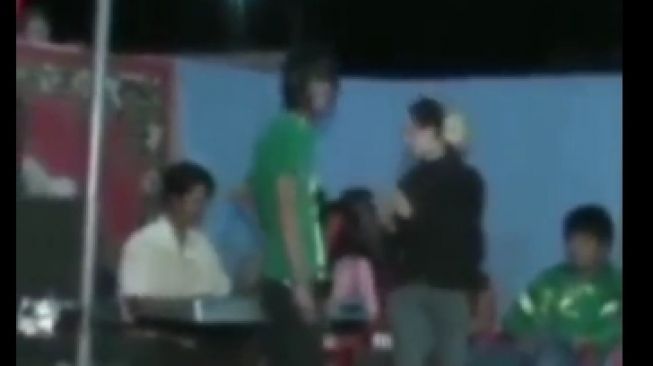 Viral Video Lama Andika Kangen Band Nyanyi di Hajatan, Aksi Teman Duetnya Panen Hujatan