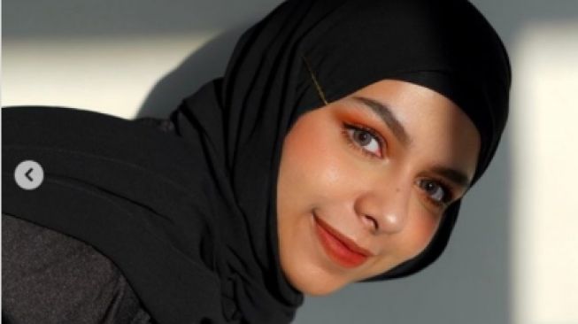 Potret Cantik Adik Fadil Jaidi, Dilla Jaidi. [Instagram/dillaljaidi]