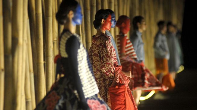 Saat Fashion Show Batik Digelar di Candi Prambanan