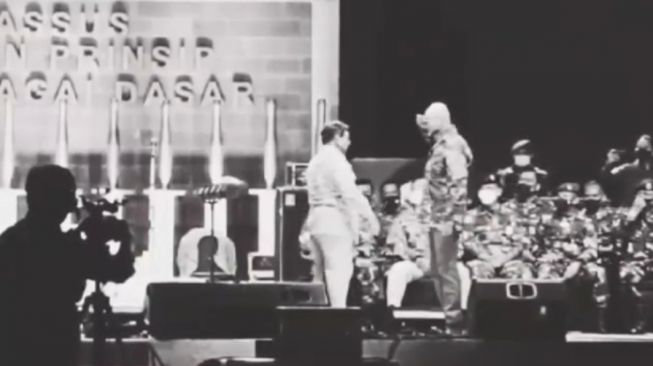 Deddy Corbuzier Hormat ke Prabowo Subianto setelah dilantik menjadi duta Komcad. (Tangkapan layar/Instagram)