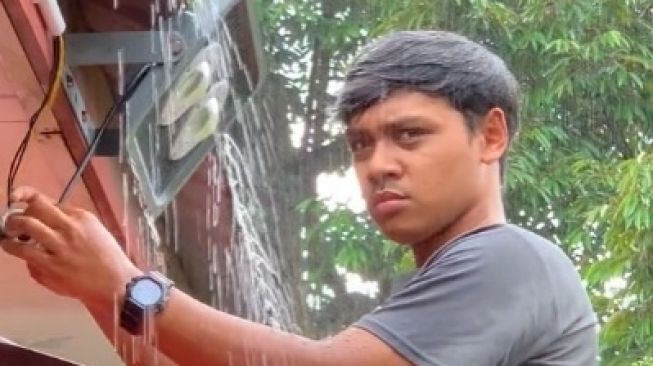 Potongan video pria yang tak basah meski diguyur hujan. (tikTok)