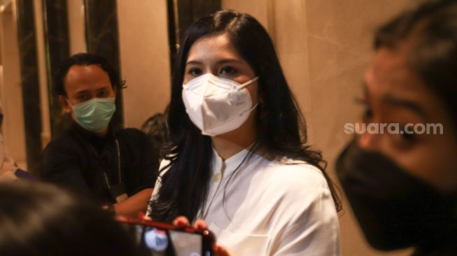 Annisa Pohan saat ditemui awak media di Kawasan Pondok Indah, Jakarta Selatan, Senin (4/10/2021). [Suara.com/Alfiakn Winanto]