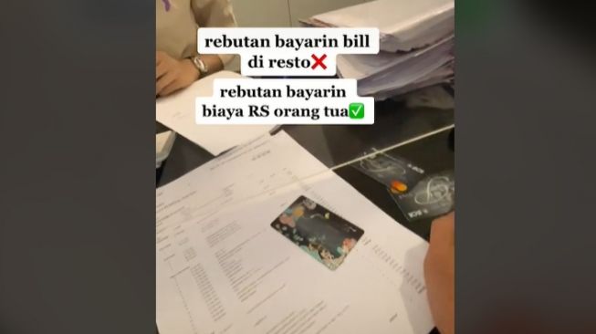 Kakak Adik Berebut Bayar Tagihan RS Ortu, Kasir Kaget saat Disodori Ini