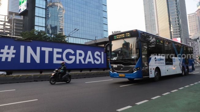 Bus Transjakarta melintas di Kawasan Halte Tosari, Jakarta Pusat, Minggu (10/10/2021). [Suara.com/Alfian Winanto]