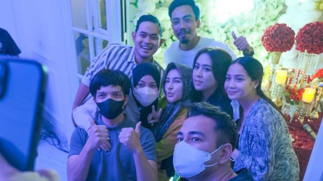 Ultah ke-30 Shandy Purnamasari dihadiri sejumlah artis seperti Raffi Ahmad, Nagita Slavina, Atta Halilintar, Aurel Hermansyah, Marshel Widianto dan lainnya. [Instagram]
