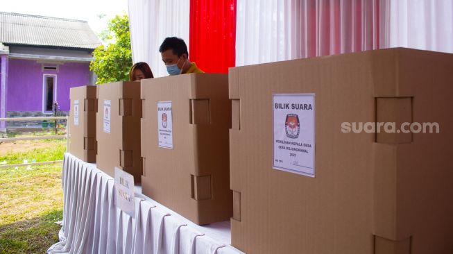Warga menggunakan hak suaranya di TPS 04 Desa Bojong Kamal, Kabupaten Tangerang, Banten. Minggu 10/10. ( Suara.com/ Hilal Rauda Fiqry) 