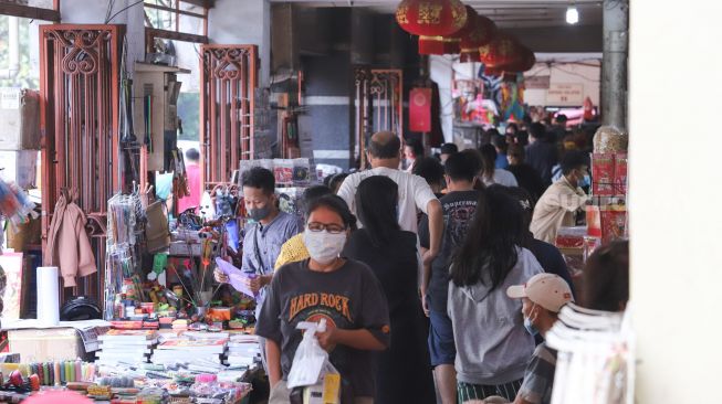 Suasana jual beli di kawasan Glodok, Jakarta Barat, Minggu (10/10/2021). [Suara.com/Alfian Winanto]