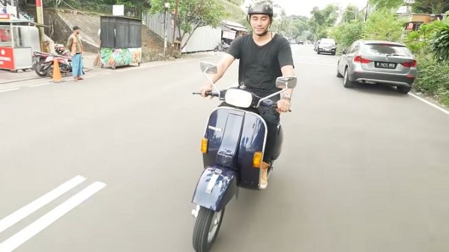 Darius tes drive Vespa PX 150 E usia 21 tahun [YouTube: The Sinathrya].