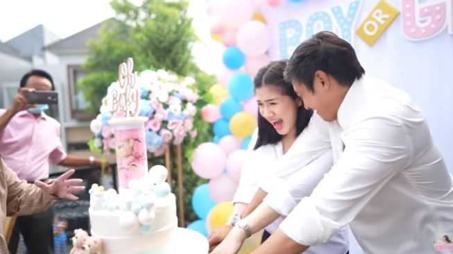 7 Gender Reveal Unik Anak Artis, Pakai Asap Motor Sampai Tendangan Bola