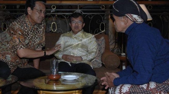 BERTEMU MBAH MARIDJAN. Wapres Jusuf Kalla (tengah) bersama Gubernur DIY Sri Sultan HB X berbincang serius dengan juru kunci Gunung Merapi Mbah Marijan (kanan) ketika mengadakan pertemuan di Yogyakarta, Minggu (15/5). Dalam kesempatan tersebut Mbah Marijan meminta pemerintah memberikan perhatian terhadap masyarakat. FOTO ANTARA/Setwapres/nz/07.