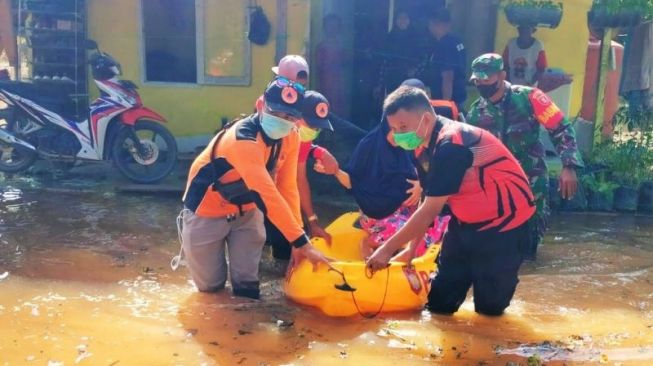 Banjir di Babulu, 77 Warga dari 8 RT di Desa Sumber Sari Mengungsi