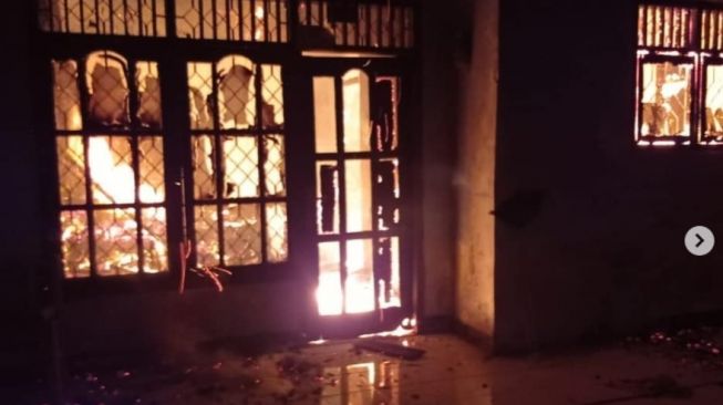 Rumah Habis Terbakar di Kampung Selang Bulak, Damkar: Pliss Jangan Pernah Menumpuk Colokan