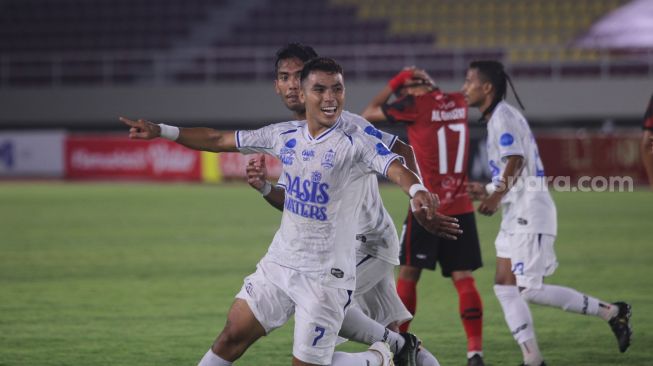 Striker Persijap Jepara Iqmal Nur Samsu merayakan gol ke gawang AHHA PS Pati dalam lanjutan Liga 2 Grup C di Stadion Manahan, Solo, Senin (11/10/2021). [Suara.com/Ronald Seger Prabowo]