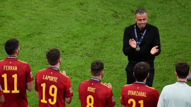 Pelatih timnas Spanyol Luis Enrique (atas) memberi tepuk tangan kepada para pemainnya usai laga final UEFA Nations League di San Siro di Milan, pada 10 Oktober 2021.MIGUEL MEDINA / KOLAM RENANG / AFP.