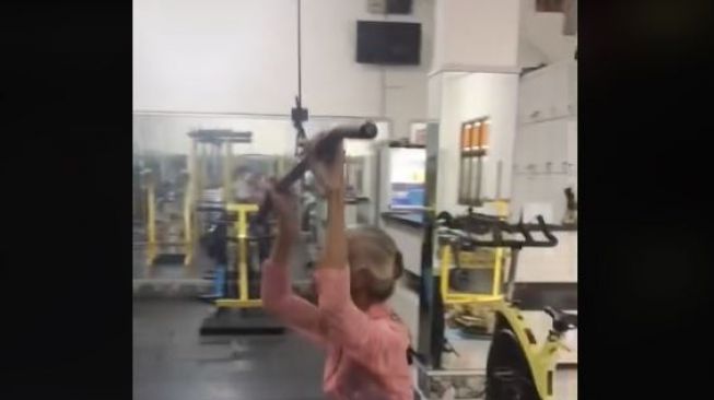 Viral Aksi Nenek Berkebaya Masih Kuat Olahraga di Gym, Warganet Dibuat Melongo