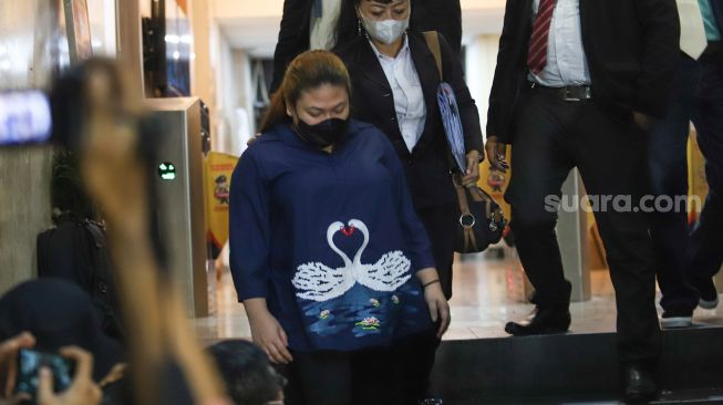 Putri Penyanyi Nia Daniaty, Olivia Nathania usai menjalani pemeriksaan di Polda Metro Jaya, Jakarta selatan, Senin (11/10/2021). [Suara.com/Alfian Winanto]