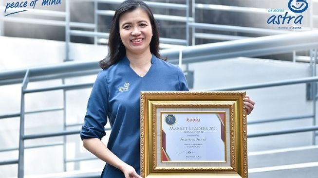 SVP Accounting & Finance Asuransi Astra, Lia Prilianty Singgih menerima penghargaan Insurance Market Leader Award 2021 [Dok. Asuransi Astra].