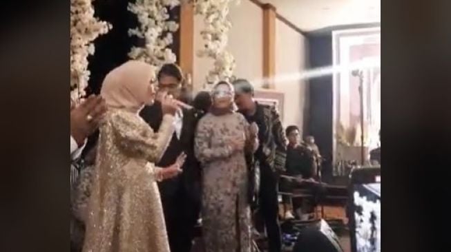 Potret Lesti Kejora manggung sebelum pingsan. (TikTok/fatmalaaaaaa)