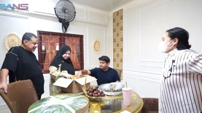 Nagita Slavina main ke rumah Fadil Jaidi (YouTube.com)