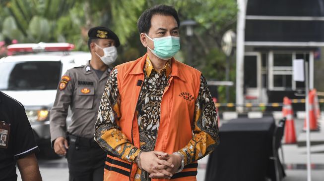 Mantan Wakil Ketua DPR Azis Syamsuddin bersiap menjalani pemeriksaan di gedung KPK, Jakarta, Senin (11/10/2021).  ANTARA FOTO/Hafidz Mubarak